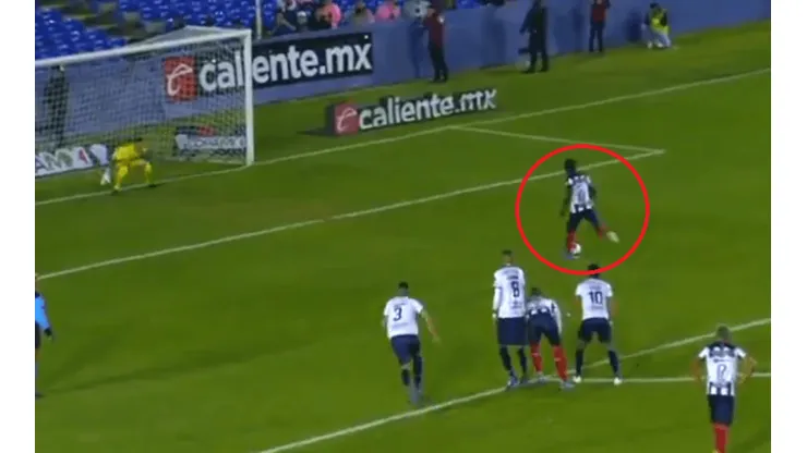 ¡Displicente! Aké Loba erró un penal en su debut