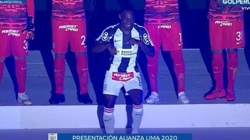 Zuñiga juega de delantero y es colombiano.