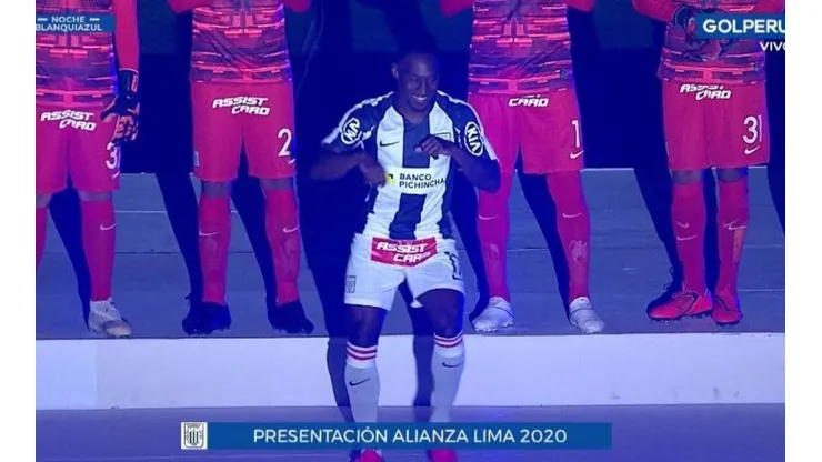 Zuñiga juega de delantero y es colombiano.