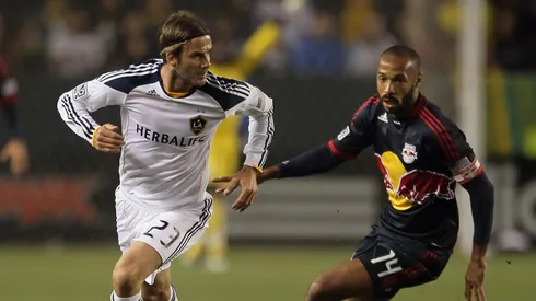 David Beckham vistiendo la playera de Los Angeles Galaxy y Thierry Henry con la de New York Red Bulls.
