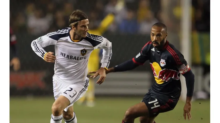 David Beckham vistiendo la playera de Los Angeles Galaxy y Thierry Henry con la de New York Red Bulls.