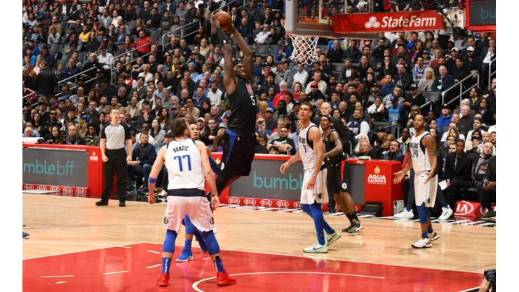 Harrell haciendo de las suyas ante la mirada de Doncic