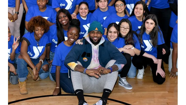 El increíble regalo de LeBron James a decenas de niños de bajos recursos