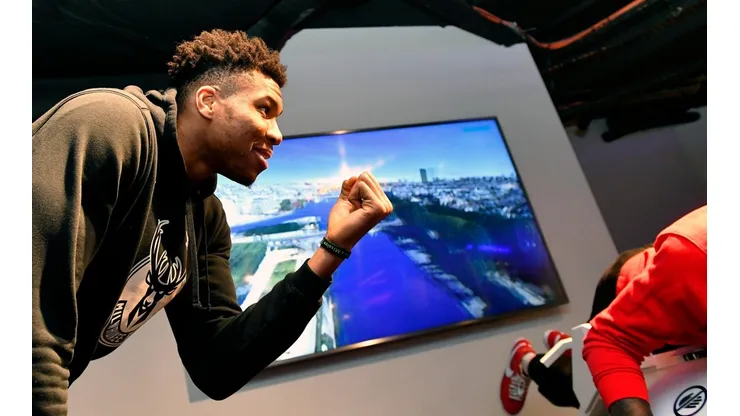 Hábil hasta con los pies: Giannis hizo jueguitos en la casa del PSG