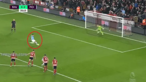 Mahrez humilló a un rival, le metió un caño a otro, provocó un penal y Gabriel Jesús lo desperdició