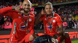 Juan Pablo Zuluaga y Yesus Cabrera posan con el trofeo del Torneo ESPN 2020.