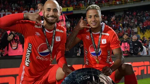 Juan Pablo Zuluaga y Yesus Cabrera posan con el trofeo del Torneo ESPN 2020.