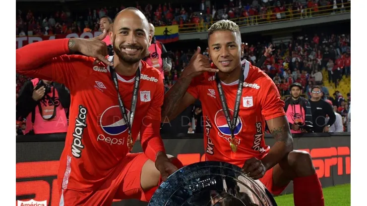 Juan Pablo Zuluaga y Yesus Cabrera posan con el trofeo del Torneo ESPN 2020.