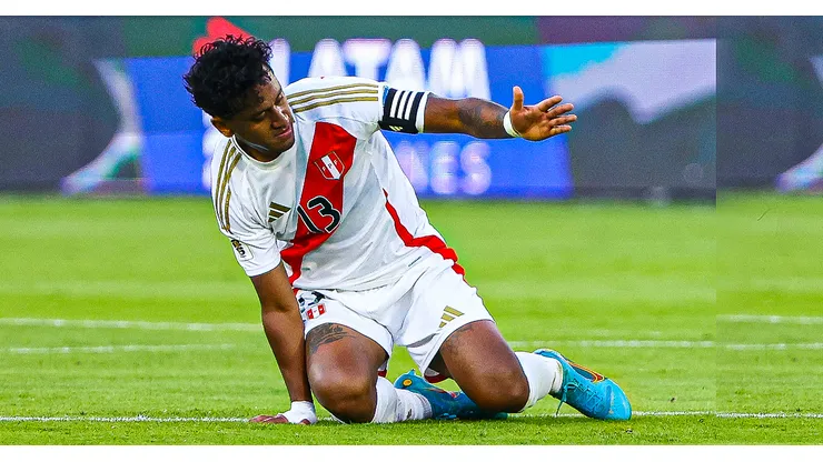 Renato Tapia en el partido entre Perú vs. Ecuador.