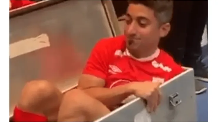 Video: Matías Pisano se metió al baúl y le hizo fuerte broma al utilero