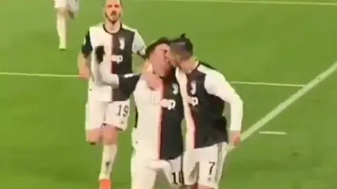 Video: el beso accidental de Dybala a Cristiano en pleno festejo de la Juventus