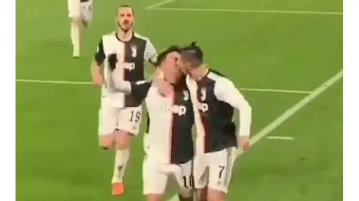 Video: el beso accidental de Dybala a Cristiano en pleno festejo de la Juventus