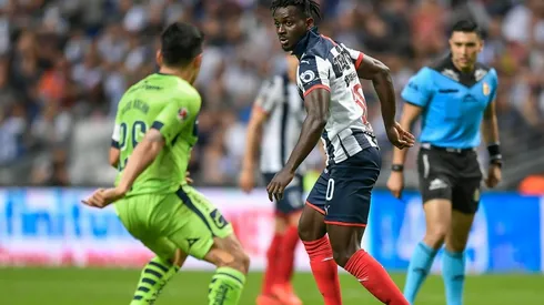 Un taxista casi arruina la llegada de Ake Loba a Rayados