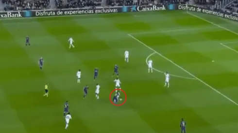 Está loco: Messi la recuperó desde el piso, tiró un caño y le hicieron foul