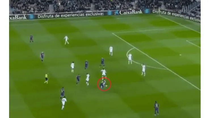 Está loco: Messi la recuperó desde el piso, tiró un caño y le hicieron foul