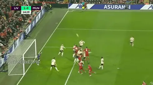 Van Dijk saltó más que todos y Liverpool ya le gana al United