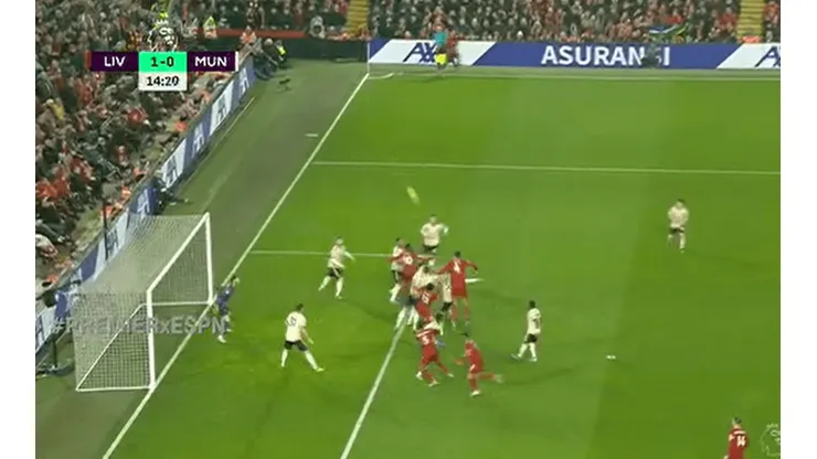 Van Dijk saltó más que todos y Liverpool ya le gana al United