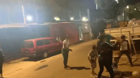 Jugadoras de América sorprendieron a niños y echaron una cascarita en la calle