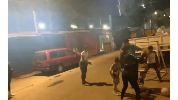 Jugadoras de América sorprendieron a niños y echaron una cascarita en la calle