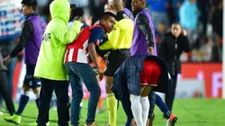 La Chofis regaló sus botines a un aficionado