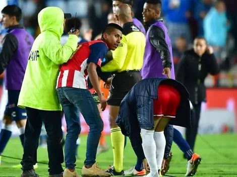 La Chofis regaló sus botines a un aficionado