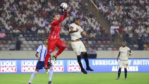 Quina fue el central de Universitario de Deportes.