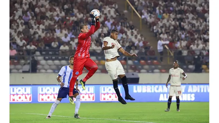 Quina fue el central de Universitario de Deportes.