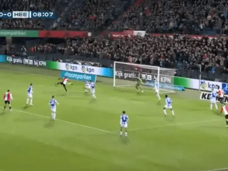 A Sinisterra le quedó alto el balón y metió un golazo de una pirueta