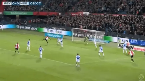 A Sinisterra le quedó alto el balón y metió un golazo de una pirueta