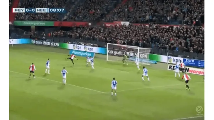 A Sinisterra le quedó alto el balón y metió un golazo de una pirueta