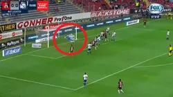 La impresionante atajada de Nicolás Vikonis en México con Puebla.