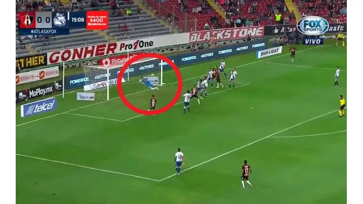 La impresionante atajada de Nicolás Vikonis en México con Puebla.