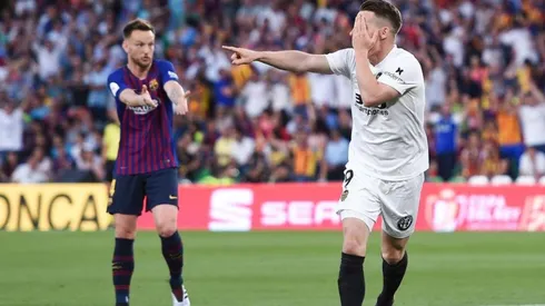 Kevin Gameiro festejando un tanto ante Barcelona.