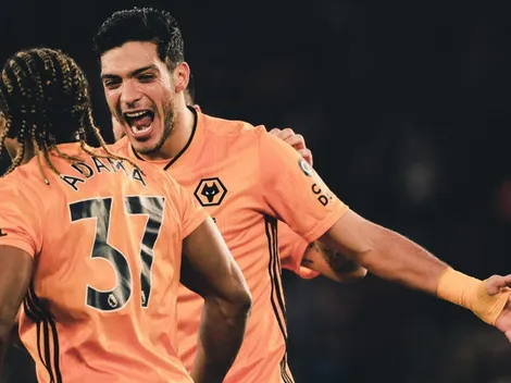 Raúl Jiménez es coreado en Inglaterra