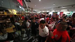 El pueblo rojiblanco colmó el aeropuerto de la CDMX para recibir al plantel.