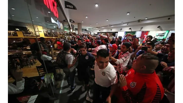 El pueblo rojiblanco colmó el aeropuerto de la CDMX para recibir al plantel.