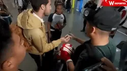 La afición de Chivas le pidió autógrafos a Mayorga aunque esté en Pumas