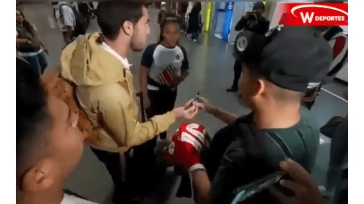 La afición de Chivas le pidió autógrafos a Mayorga aunque esté en Pumas