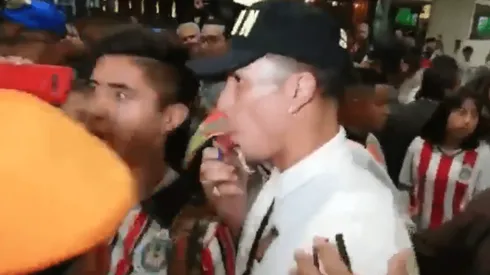 ¡Lo aman! Fans de Chivas se cruzaron con Salcedo y le pidieron que vuelva