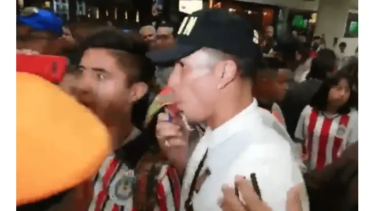 ¡Lo aman! Fans de Chivas se cruzaron con Salcedo y le pidieron que vuelva