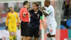Ashley Young, junto a Luka Modrić, discutiendo con el Cüneyt Çakir