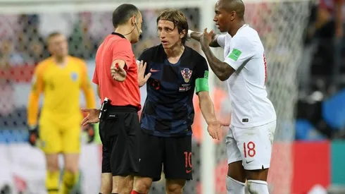 Ashley Young, junto a Luka Modrić, discutiendo con el Cüneyt Çakir