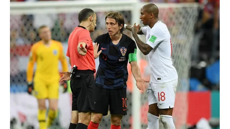 Ashley Young, junto a Luka Modrić, discutiendo con el Cüneyt Çakir