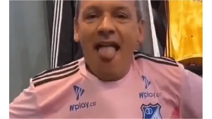 Don Jediondo que es famoso hincha de Santa Fe, perdió apuesta y se puso la de Millos