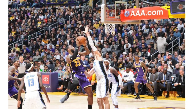 ¡El blooper del año! LeBron intentó la volcada de su vida y quedó en ridículo