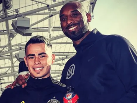Zelarayán presume una foto con Kobe Bryant