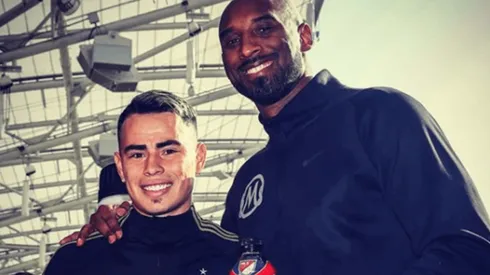 Zelarayán presume una foto con Kobe Bryant