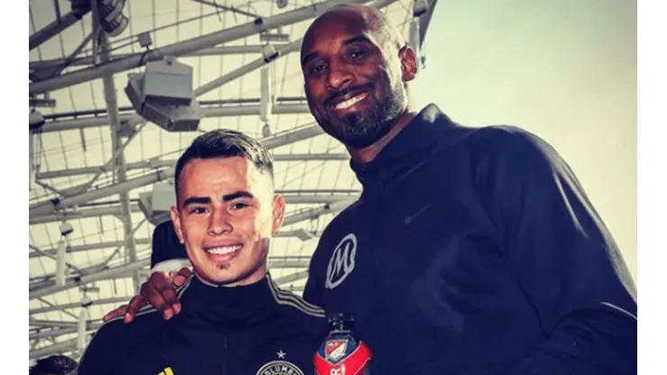 Zelarayán presume una foto con Kobe Bryant