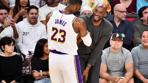 Kobe ahora lo mira desde afuera.