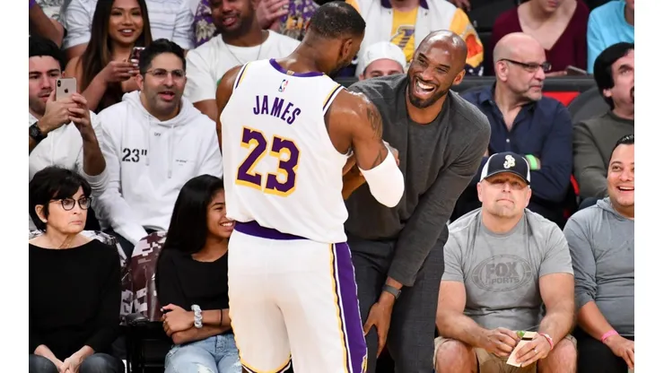 Kobe ahora lo mira desde afuera.